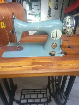 Máquina de coser Alfa antigua