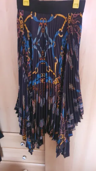 Preciosa falda midi plisada con estampado ideal