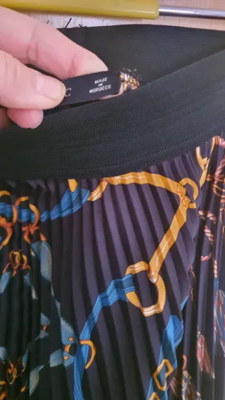 Preciosa falda midi plisada con estampado ideal