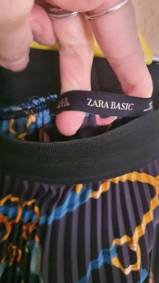 Preciosa falda midi plisada con estampado ideal