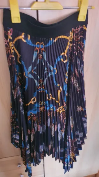 Preciosa falda midi plisada con estampado ideal