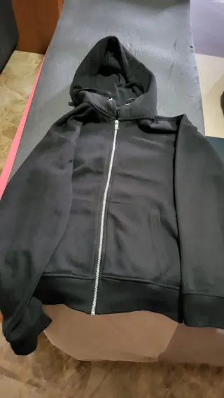 Sudadera con capucha negra para hombre.