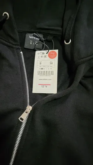 Sudadera con capucha negra para hombre.