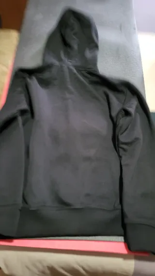 Sudadera con capucha negra para hombre.