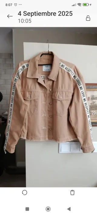 Cazadora Bershka beige con letras