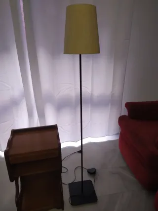 Lámpara de pie moderna beige y negra