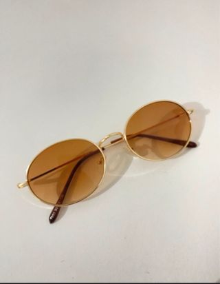 Óculos de Sol Ovais Dourados com Lentes Castanhas