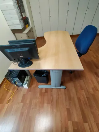 Mesa de despacho madera y metal con cajonera