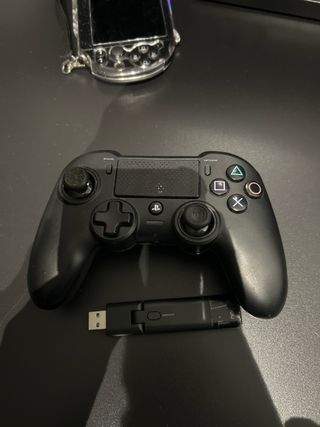 PlayStation 4 en perfecto estado + mando + cables