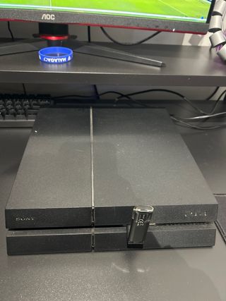 PlayStation 4 en perfecto estado + mando + cables