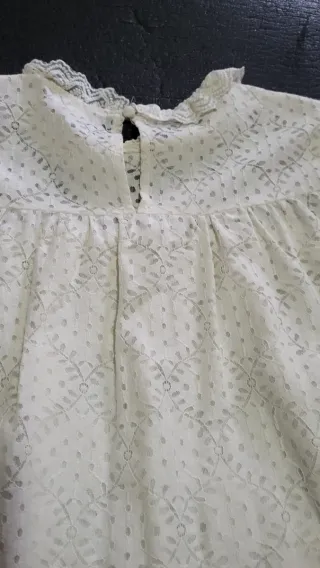 Camisa de mujer blanca con encaje. Nueva