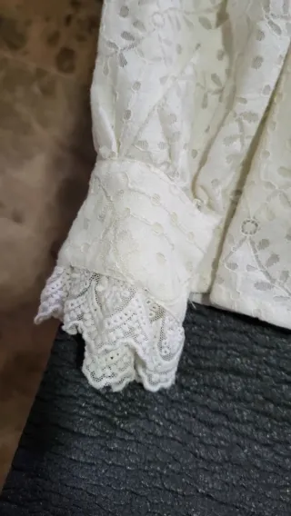 Camisa de mujer blanca con encaje. Nueva