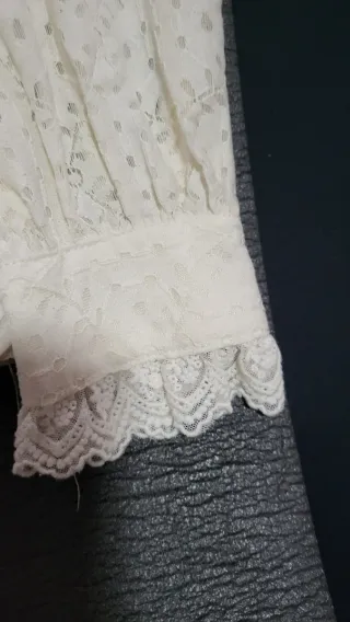 Camisa de mujer blanca con encaje. Nueva