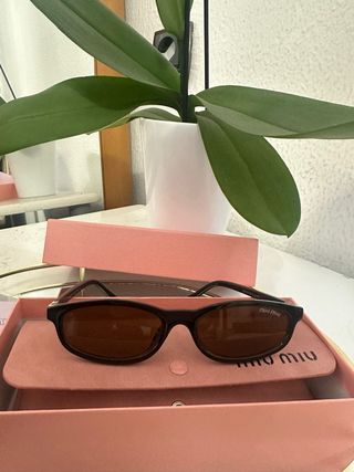 Gafas de sol Miu Miu negras y marrones
