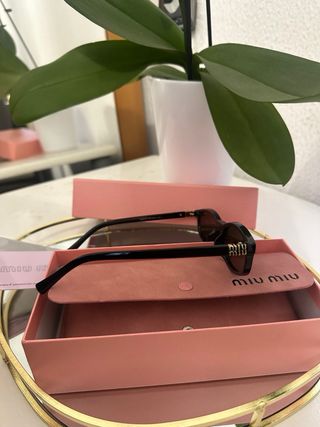Gafas de sol Miu Miu negras y marrones