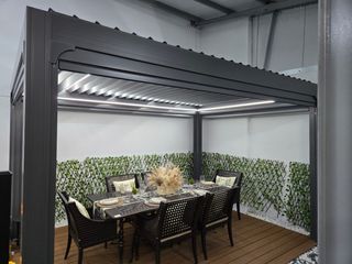 Pérgola metálica gris con cubierta