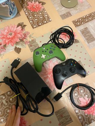 Xbox One 1540 + 2 Controller + Accessori
