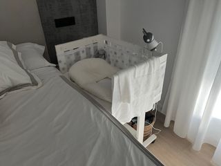 Minicuna bebé blanca con ruedas