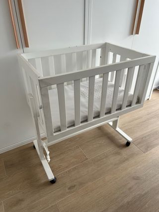 Minicuna bebé blanca con ruedas
