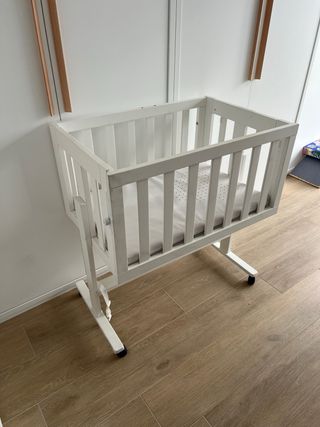 Minicuna bebé blanca con ruedas