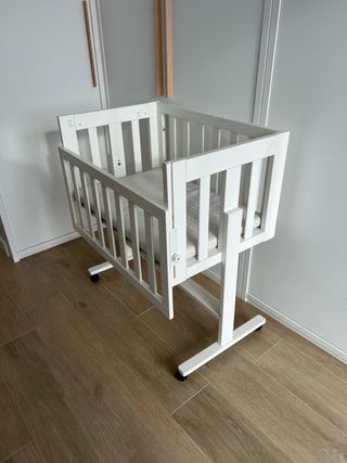 Minicuna bebé blanca con ruedas