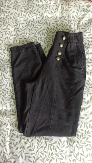Pantalón de pinza negro con botones dorados
