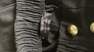 Pantalón de pinza negro con botones dorados