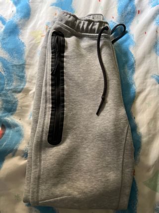 Pantalón Nike Tech Gris