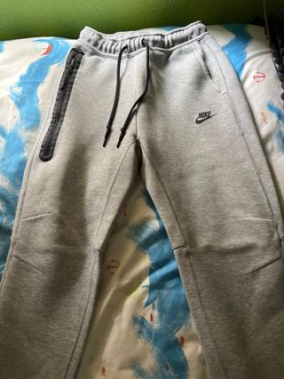Pantalón Nike Tech Gris