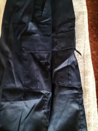 Pantalón de trabajo azul con bolsillos