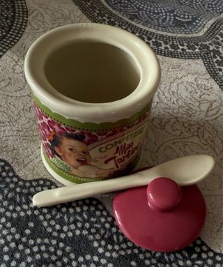 Azucarero de cerámica con tapa rosa.