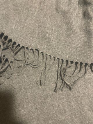 Poncho gris con flecos