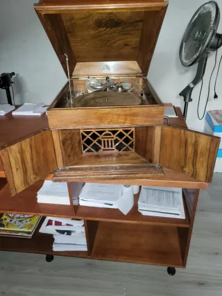 Gramófono antiguo de madera