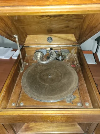 Gramófono antiguo de madera