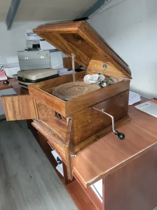 Gramófono antiguo de madera