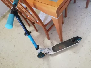 Patinete infantil azul y blanco Decathlon