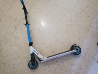 Patinete infantil azul y blanco Decathlon