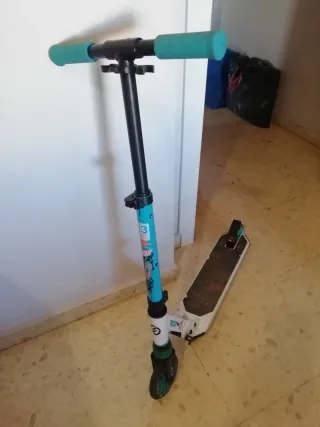 Patinete infantil azul y blanco Decathlon