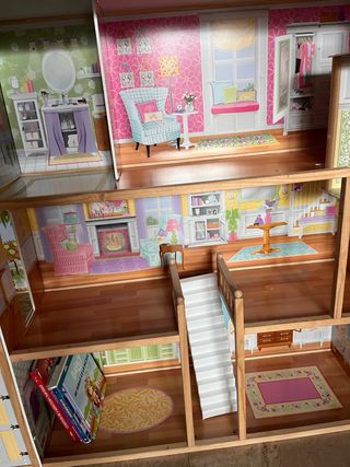 Casita de Muecas con muñecas y muebles( no foto)