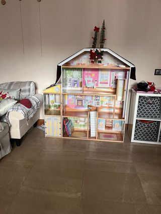 Casita de Muecas con muñecas y muebles( no foto)