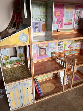 Casita de Muecas con muñecas y muebles( no foto)