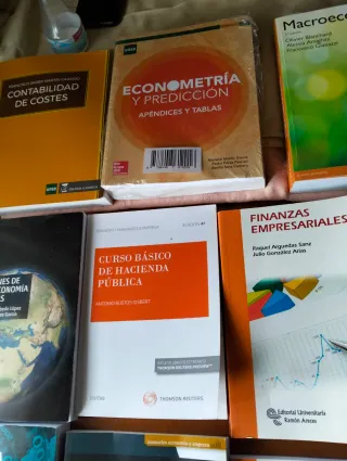Todo de economícas y empresariales  De la UNED