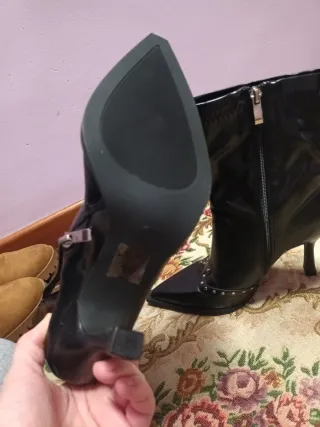 Botines negros con tachuelas