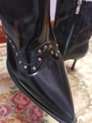 Botines negros con tachuelas