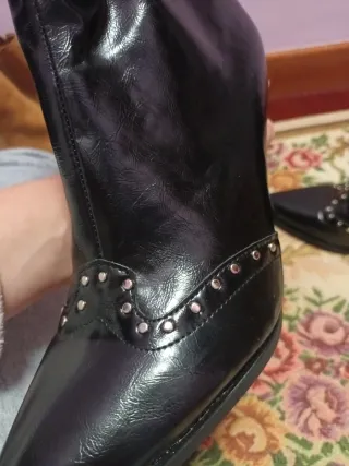 Botines negros con tachuelas