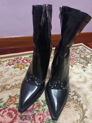 Botines negros con tachuelas