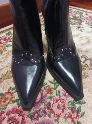 Botines negros con tachuelas