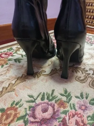 Botines negros con tachuelas