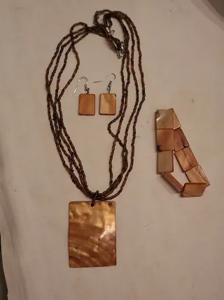 Conjunto collar, pendientes y pulsera de nacar