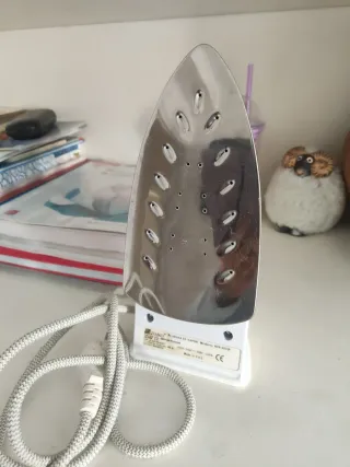 Plancha de vapor blanca y verde